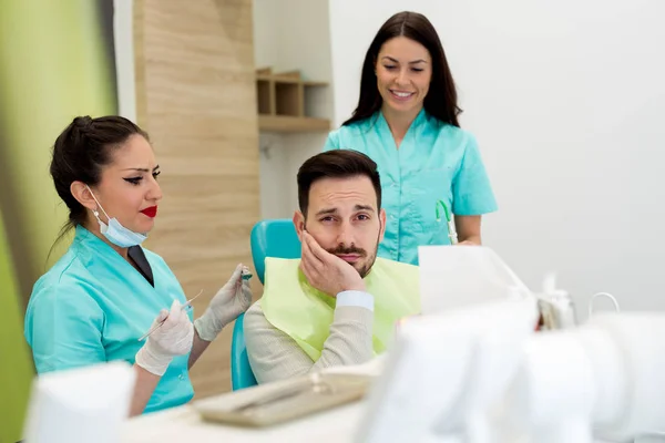 Dentistas Examinando Trabajando Paciente Masculino Oficina Del Dentista — Foto de Stock