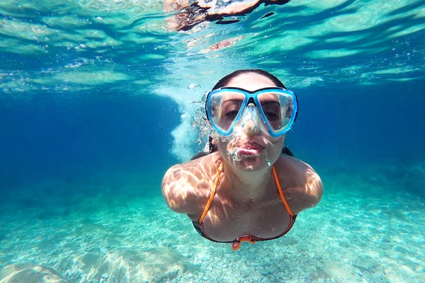 Hermosa Mujer Joven Buceando Bajo Agua Mar —  Fotos de Stock