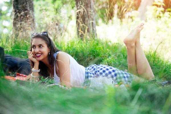 Jeune Femme Allongée Sur Herbe Lisant Livre — Photo