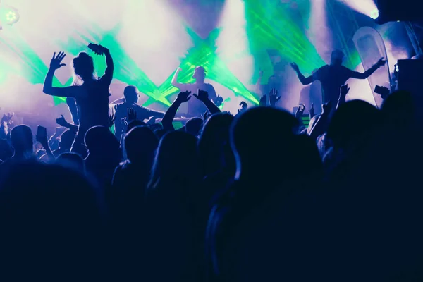 Silhuetter Konsert Publiken Framför Ljusa Scenbelysning — Stockfoto