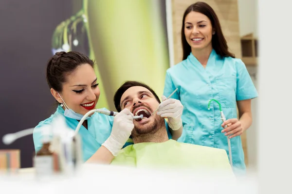 Dentistas Examinando Trabajando Paciente Masculino Oficina Del Dentista — Foto de Stock
