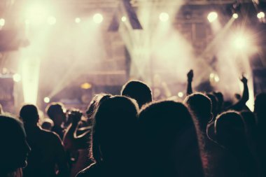 Konserdeki kalabalık - Yaz müzik festivali
