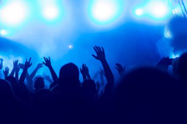 Konser kalabalık arka plan resmi