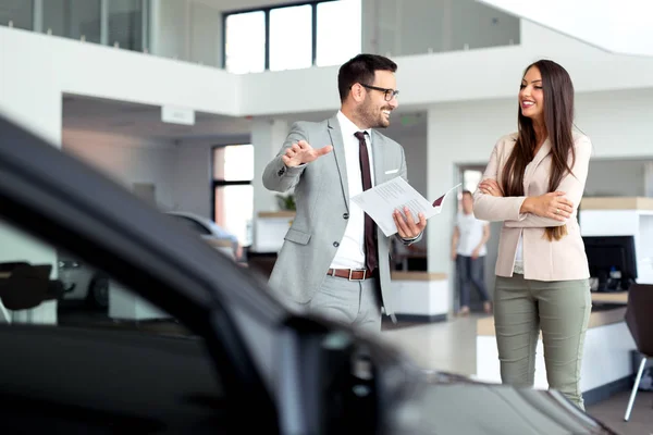 Vendedor Profesional Que Vende Coches Concesionaria Comprador — Foto de Stock