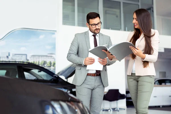 Vendedor Profesional Que Vende Coches Concesionaria Comprador — Foto de Stock