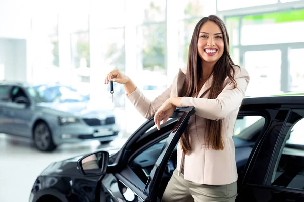 Salesperson Selling Cars Car Dealership — Stock Photo, Image