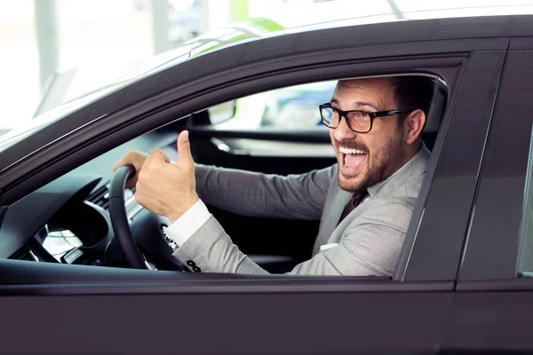 Retrato Cliente Feliz Comprando Carro Novo — Fotografia de Stock