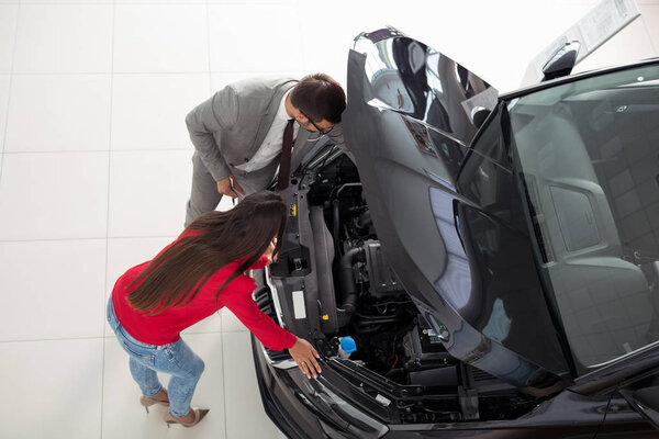 Фото молодых консультантов и покупателей, подписавших контракт на новый автомобиль
