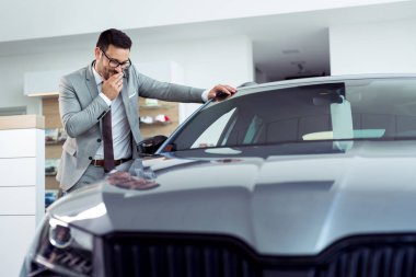 Mutlu işadamı Bayilik showroom, onun yeni otomobil yakınındaki poz