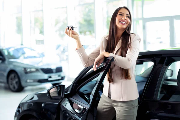 Happy Woman Holding Keys Her New Car Dealership — Stock Photo, Image