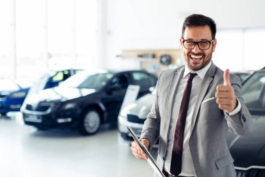 Bir araba galerisinde başarılı bir işadamı - müşterilere araç satışı