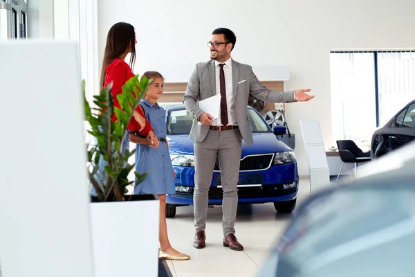 Famille Achetant Une Nouvelle Voiture Dans Salon Concessionnaire Automobile — Photo