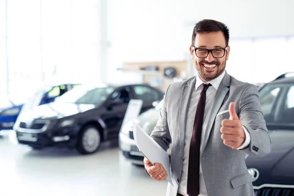 Homme Affaires Prospère Dans Concessionnaire Automobile Vente Véhicules Aux Clients — Photo