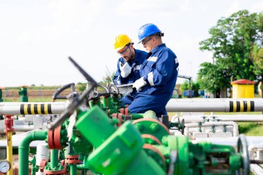 İki mühendis petrol ve doğal gaz rafineri içinde çalışıyor