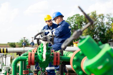 İki mühendis petrol ve doğal gaz rafineri içinde çalışıyor