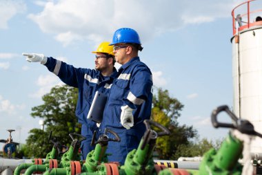 Petrol Sahası iki işçi. Petrol ve gaz kavramı