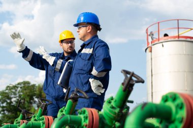 Petrol Sahası iki işçi. Petrol ve gaz kavramı