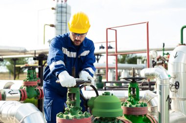 İşçi petrol boru hattı üzerinde Vana kapatır