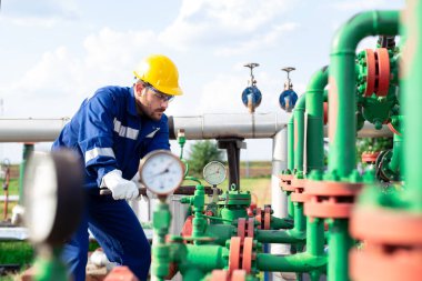 iki Petrokimya işçi vanalarının yakıt tankı üzerinde teftiş