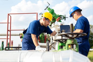İki mühendis petrol ve doğal gaz rafineri içinde çalışıyor