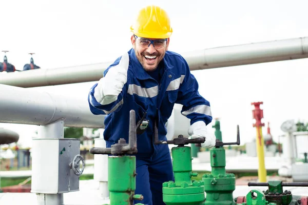 Worker Closes Valve Oil Pipeline — Stock Photo, Image