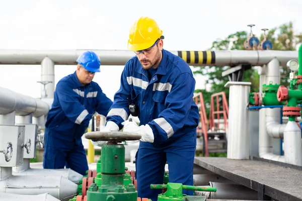 Dois Trabalhadores Petroquímicos Inspecionando Válvulas Pressão Tanque Combustível — Fotografia de Stock