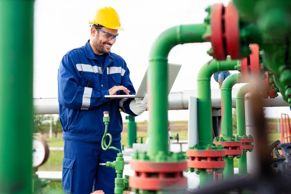 Ingegnere Potenza Energia Utilizzando Laptop Sul Sito Localizzazione — Foto Stock