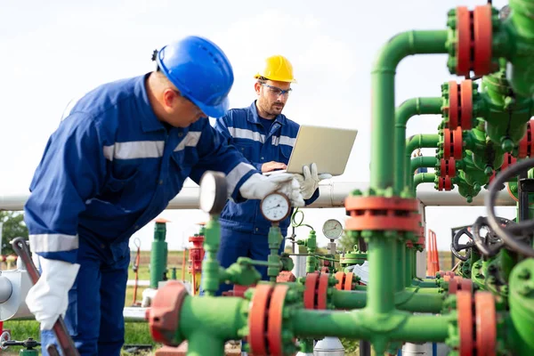 Dwóch Pracowników Polu Naftowym Koncepcja Ropy Naftowej Gazu — Zdjęcie stockowe