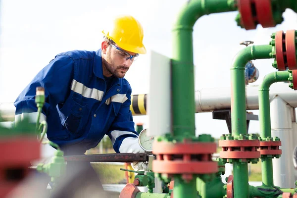 Dos Trabajadores Petroquímicos Inspeccionando Válvulas Presión Tanque Combustible —  Fotos de Stock