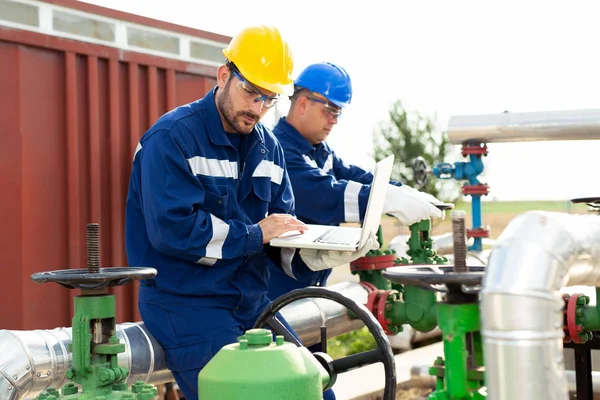 Engineer Power Energy Using Laptop Location Site — Stock Photo, Image