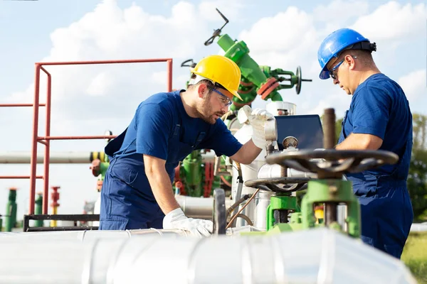 İki mühendis petrol ve doğal gaz rafineri içinde çalışıyor