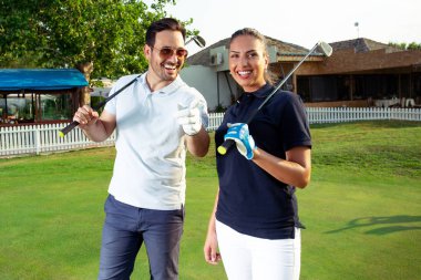 Çift sahasında golf oynamak ve mutlu seyir