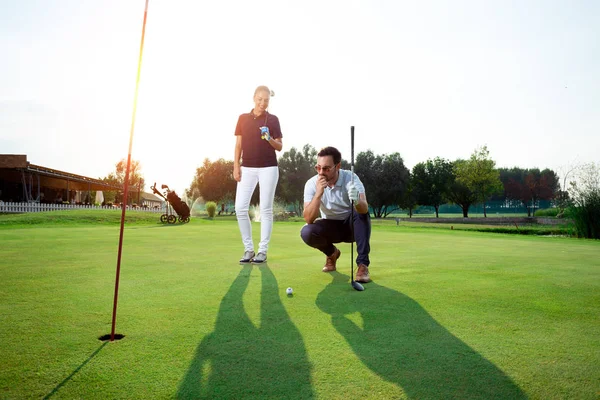 Fiatal Sportoló Pár Golfozik Egy Golfpályán — Stock Fotó