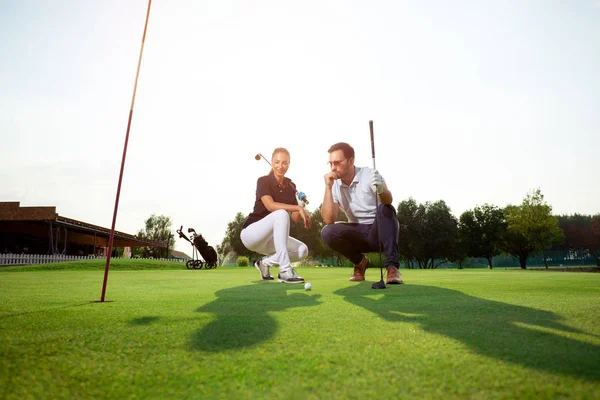 Jovem Casal Esportivo Jogando Golfe Campo Golfe — Fotografia de Stock