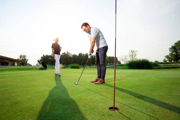 Jovem Casal Esportivo Jogando Golfe Campo Golfe — Fotografia de Stock