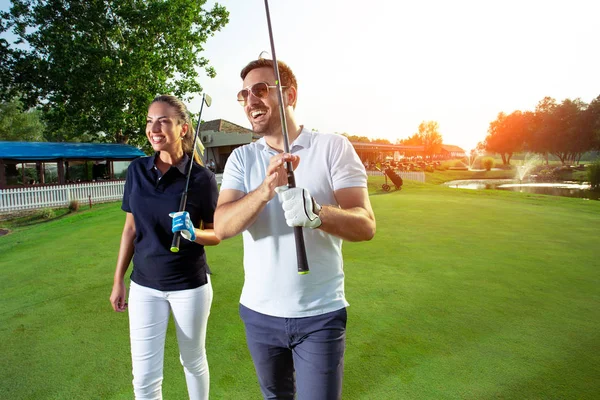 Couple Embracing Golf Course — Stock Photo, Image