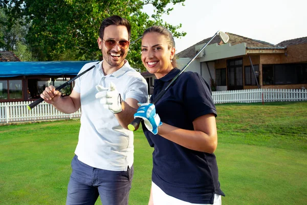 Ritratto Coppia Sorridente Che Tiene Mazze Golf Piedi Sul Campo — Foto Stock