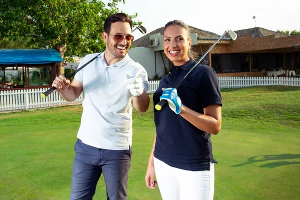 Çift sahasında golf oynamak ve mutlu seyir