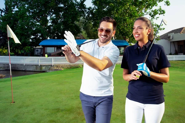 两人在打高尔夫球 寻找幸福的过程 — 图库照片
