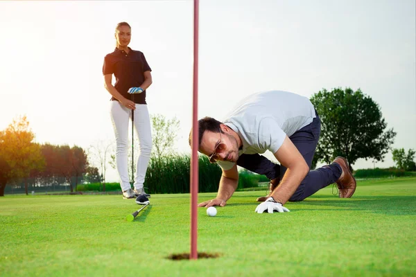 Golfçü Bir Topu Deliğe Almak Için Bir Yol Çalışma — Stok fotoğraf