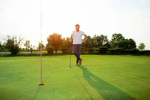 Jonge Man Golfen — Stockfoto