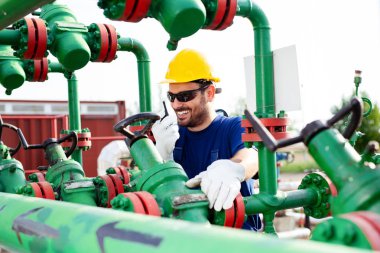 Mühendis, rafineri petrol ve doğal gaz boru hattı denetimlerle çalışma