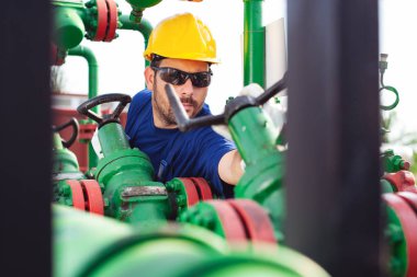Mühendis, rafineri petrol ve doğal gaz boru hattı denetimlerle çalışma