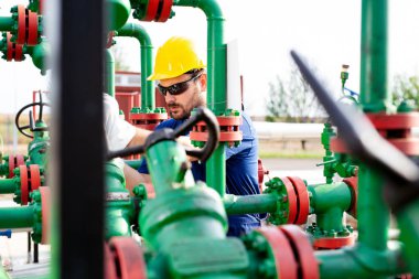 Mühendis, rafineri petrol ve doğal gaz boru hattı denetimlerle çalışma