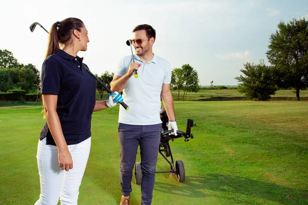 Bir Golf Sahası Zevk Zamanında Genç Çift — Stok fotoğraf