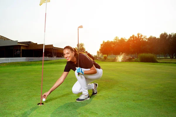 Kvinnlig Golfspelare Med Golfklubb — Stockfoto