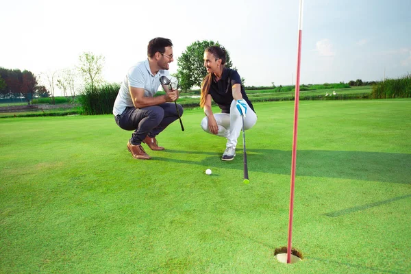 Golf Oynayan Genç Çift — Stok fotoğraf