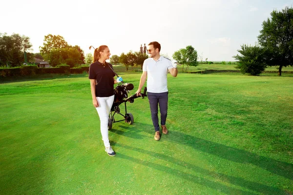 Jovem Casal Desfrutando Tempo Campo Golfe — Fotografia de Stock