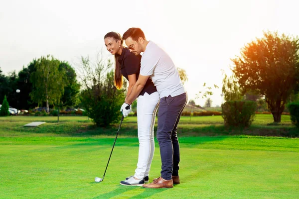 Männlicher Instruktor Zeigt Frau Golf Spielen — Stockfoto