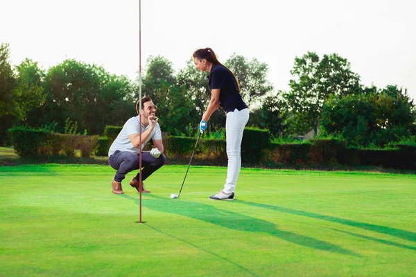 年轻夫妇打高尔夫球 — 图库照片